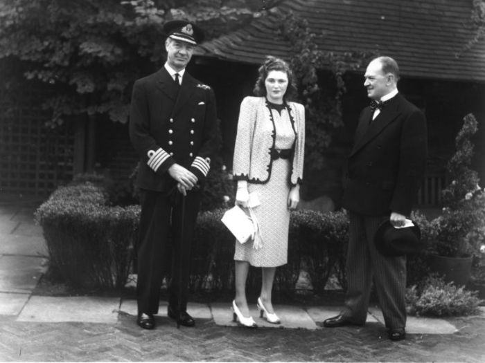  1941 год: Памела Черчилль на открытии парка Derry rooftop Gardens на Хай-Стрит в Кенсингтоне с генеральным директором универмага Derry and Toms и капитаном Адмиралтейства (слева). / Фото: www.gettyimages.ae