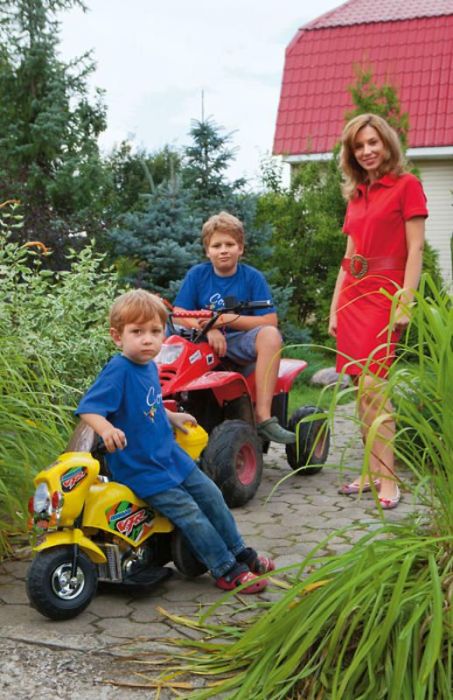 Дарья Юрская с сыновьями. / Фото: www.7days.ru