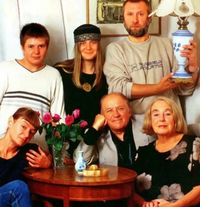 Екатерина Дурова с родителями, вторым мужем Владимиром Ершовым и детьми Катей и Иваном. / Фото: www.nastroy.net