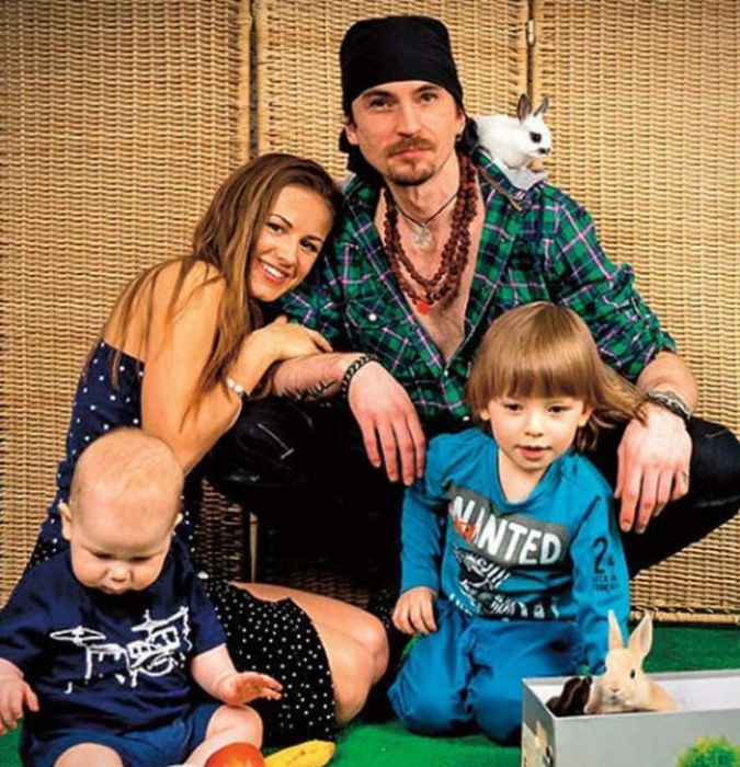 Игорь Тальков с женой и сыновьями. / Фото: www.udivitelno.fun