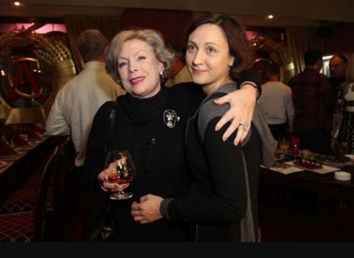 Дарья Дроздовская со своей крёстной мамой Аллой Будницкой. / Фото: www.mtdata.ru