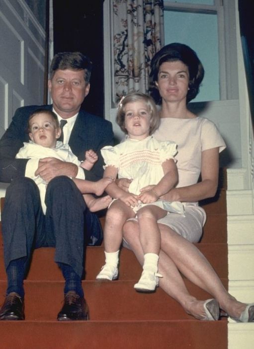 Джон и Жаклин Кеннеди с детьми Джоном и Кэролайн. / Фото: www.dailymail.co.uk