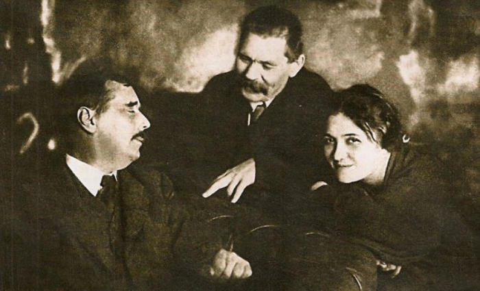 Герберт Уэллс, Максим Горький и Мария Будберг. 1920. / Фото: www.regnum.ru