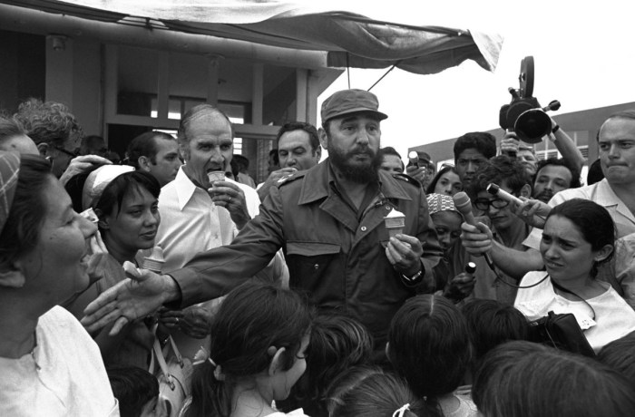 Фидель Кастро угощает мороженым сенатора Джорджа Макговерна. / Фото: www.alarabiya.net