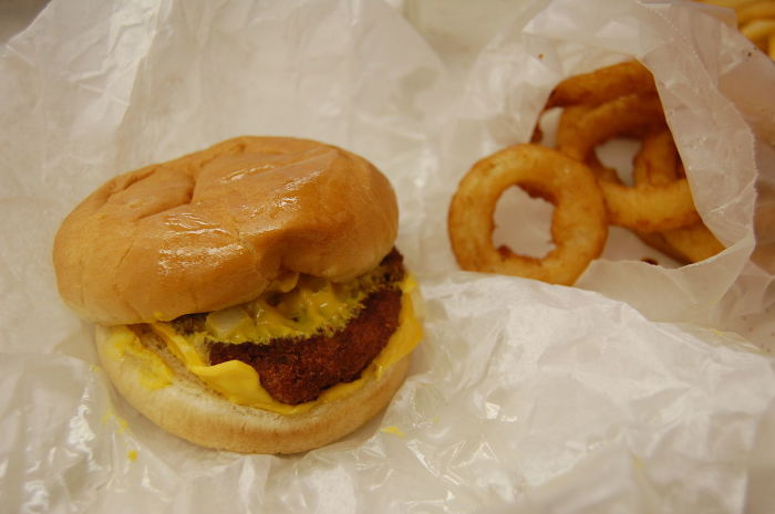 Slugburger с сыром и луковыми кольцами. / Фото: www.wideopeneats.com