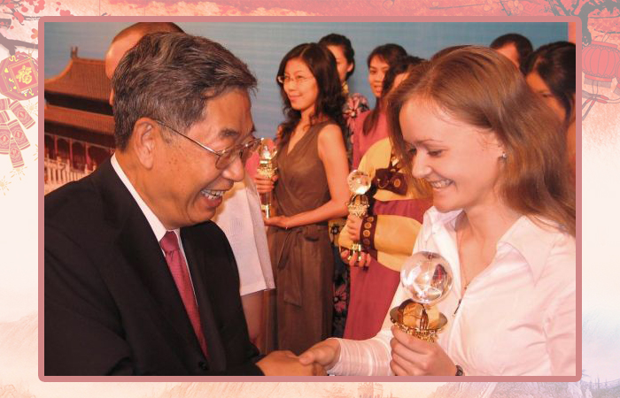 Анна Кузина получает награду из рук Сюй Цзялу.