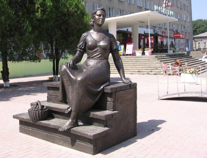 Памятник Нонне Мордюковой. / Фото: www.wikiway.com
