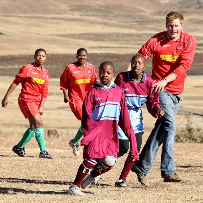 Принц Гарри играет в футбол в Семон-Конг, Лесото. / Фото: www.hellomagazine.com