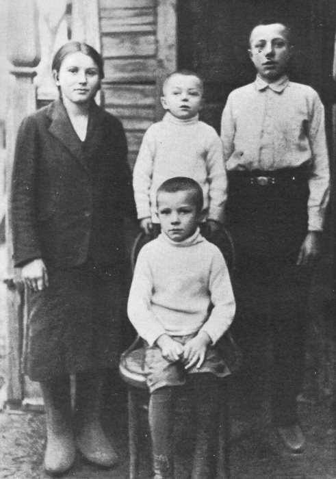 Зоя, Борис, Валентин и Юрий Гагарины в детстве. / Фото: www.nkj.ru