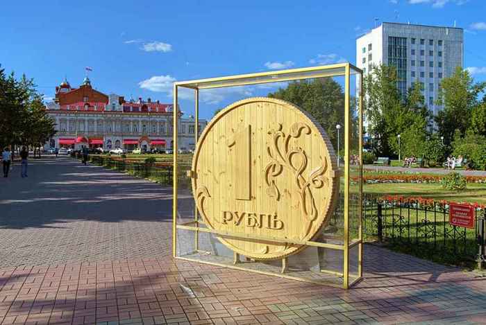 Памятник рублю в Томске. / Фото: www.like-a.ru