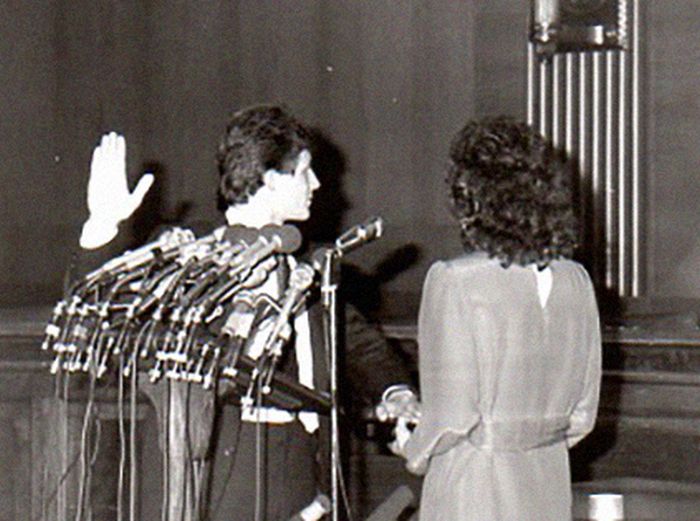 Уолтер Половчак даёт присягу на Библии, которую держит его сестра Наталья. / Фото: www.decades.com