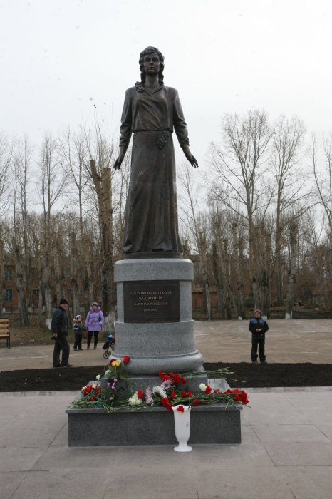 Памятник Марине Ладыниной. / Фото: www.muzeinazarovo.ru