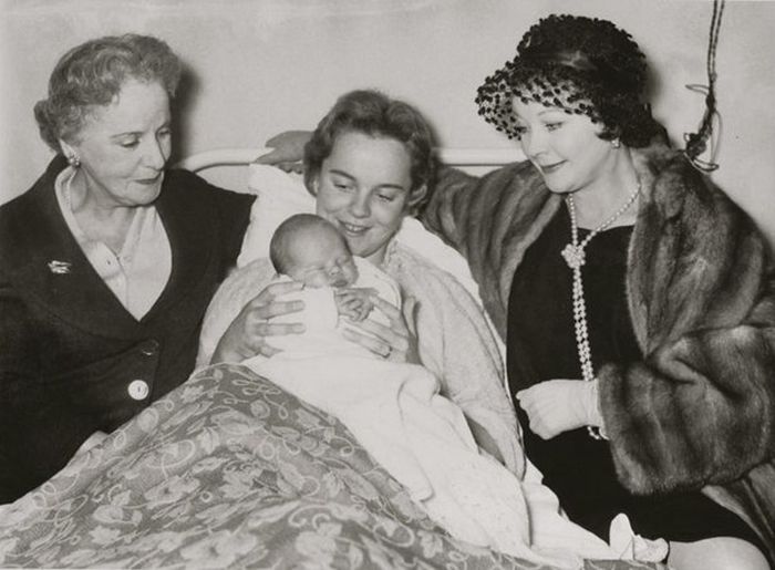 Сюзанна Фаррингтон с сыном, бабушкой Гертрудой Хартли и матерью Вивьен Ли. / Фото: www.retrospectra.ru