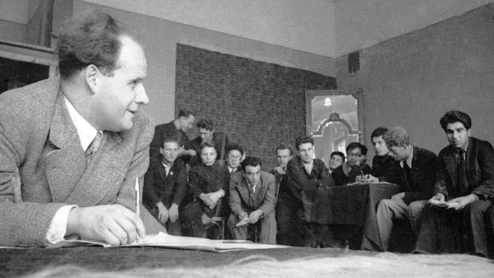 Сергей Эйзенштейн со студентами. / Фото: www.seance.ru
