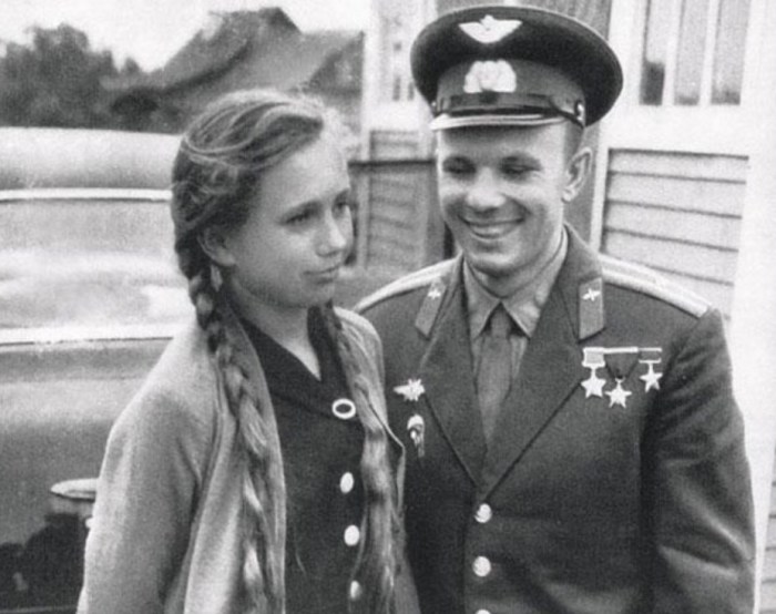 Юрий Гагарин с племянницей Тамарой. / Фото: www.itogi.ru