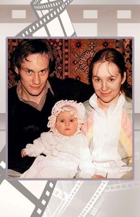 Маленькая Полина в детстве с родителями.