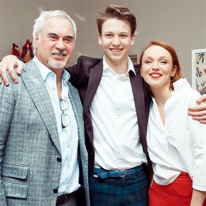 Редкая фотография Константина с родителями, Валерием Меладзе и Альбиной Джанабаевой. / Фото: www.roditeli-rossii.ru