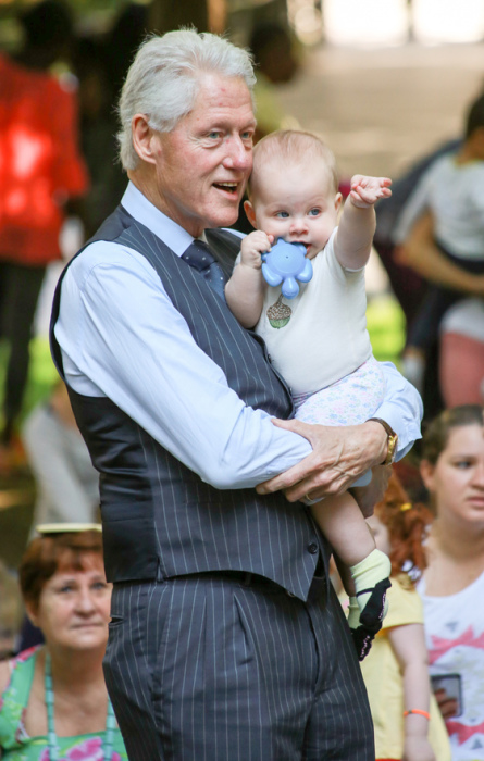 Билл Клинтон с внучкой. / Фото: www.analitik.am