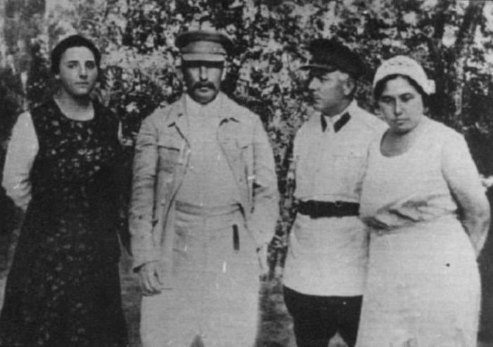 Надежда Аллилуева, Иосиф Сталин, Климент и Екатерина Ворошиловы. / Фото: www.wikipedia.org