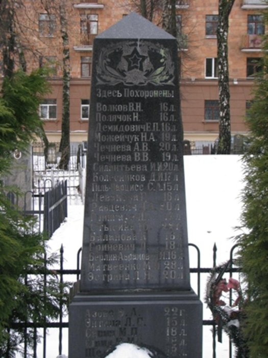 Памятник жертвам пожара на Военном кладбище в Минске. / Фото: www.helionews.ru
