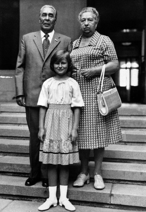 Леонид Брежнев с женой и внучкой. / Фото: www.citifox.ru