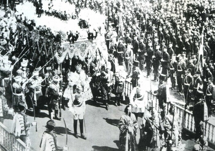 Николай II в сопровождении коронационного отряда. / Фото: www.mosantique.ru