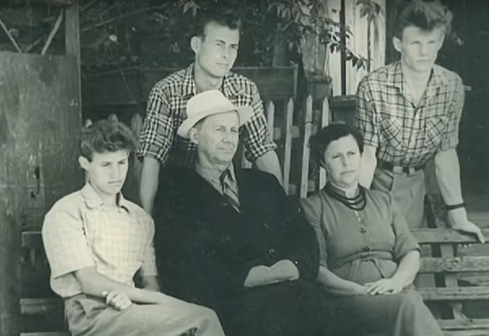 Виталий Соломин (справа) с родителями и родственниками. / Фото: www.1tv.ru