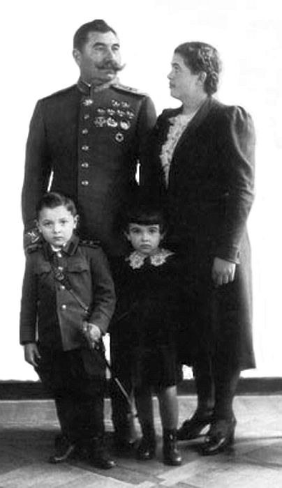 Семён Михайлович Будённый с женой и детьми, Ниной и Серёжей. / Фото: www.regnum.ru