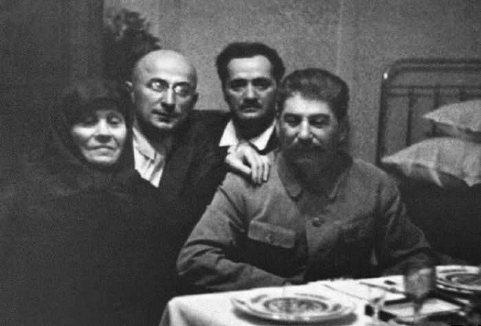  Иосиф Сталин во время визита к матери. Вместе с ними Лаврентий Берия и Николай Кипшидзе. / Фото: www.pinimg.com