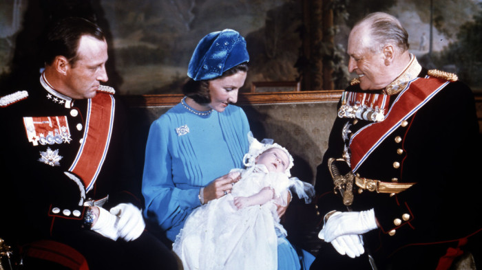 Принцесса Соня с сыном на коленях, принц Харальд, король Олаф V. / Фото: www.scanpix.no