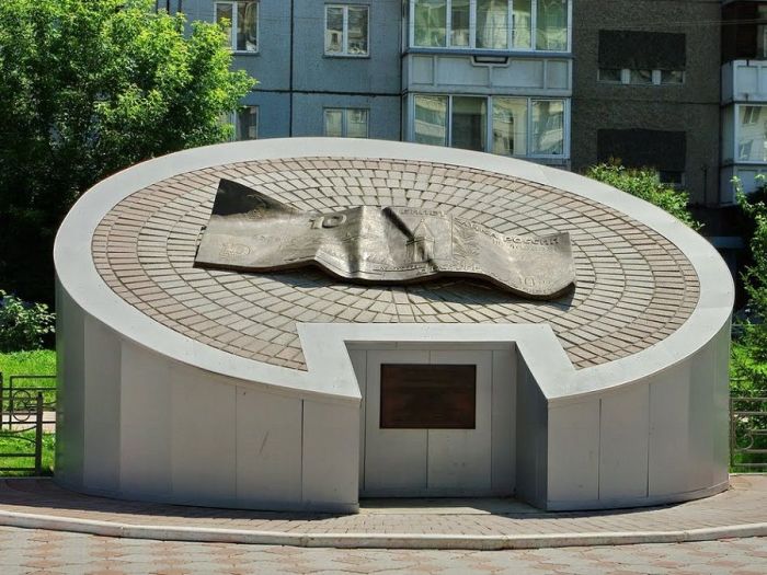 Памятник десятирублёвой купюре, Красноярск. / Фото: www.obzor-mest.ru