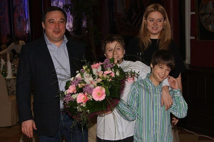 Анна Михалкова и Альберт Баков с сыновьями. / Фото: www.semyablog.ru