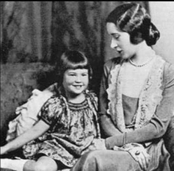 Глория Вандербилт в детстве с матерью. 1928 год. / Фото: www.guestofaguest.com
