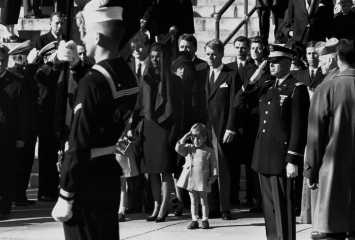 Маленький Джон Кеннеди отдаёт честь на похоронах своего отца. / Фото: www.404store.com