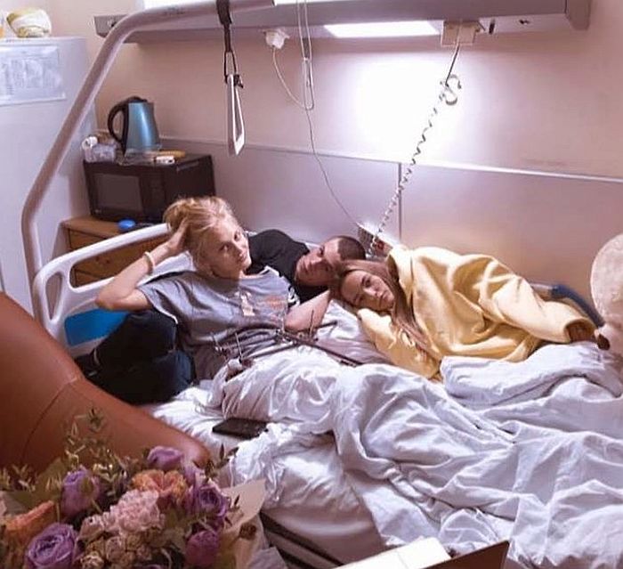 Андрей Баков в больнице у Ксении Пунтус. / Фото: www.7days.ru