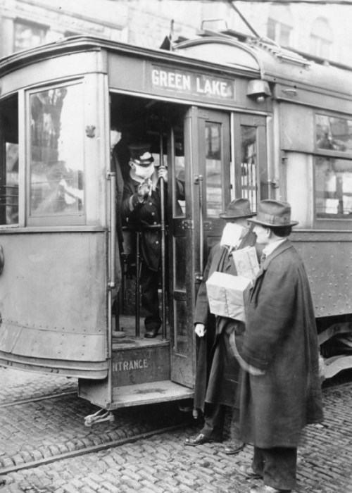 В Сиэтле во время пандемии испанского гриппа пассажиров пускали в трамвай только в защитных масках. / Фото: www.wikipedia.org