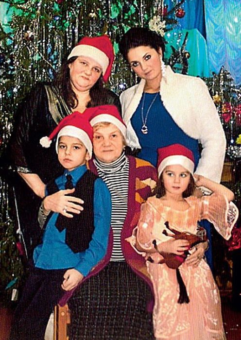 Ксения Румянцева с мамой, дочерью Сашей и внуками Марком и Алисой. / Фото: www.7days.ru