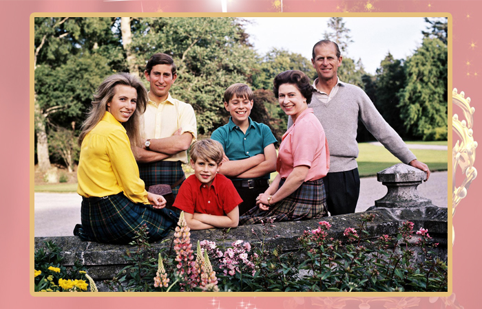 Елизавета II и принц Филипп с детьми.