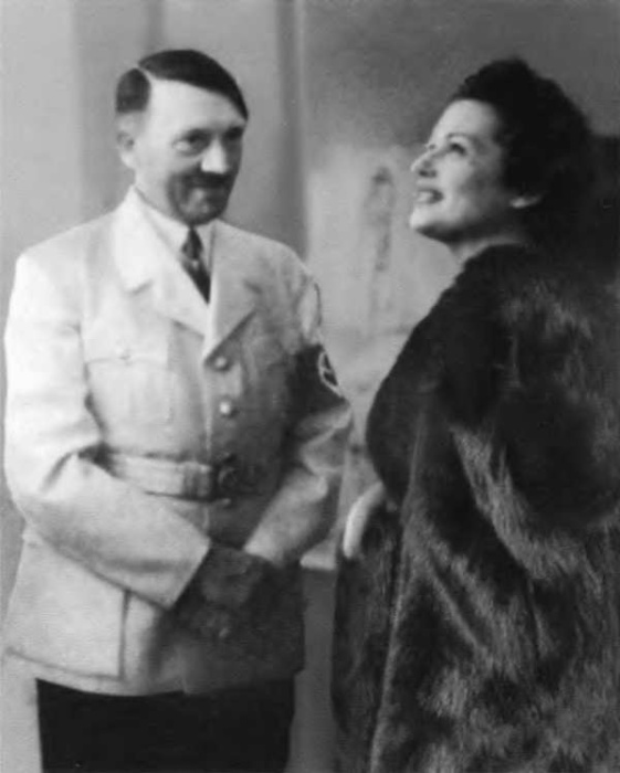 Ольга Чехова и Адольф Гитлер. / Фото: www.loveread.ec