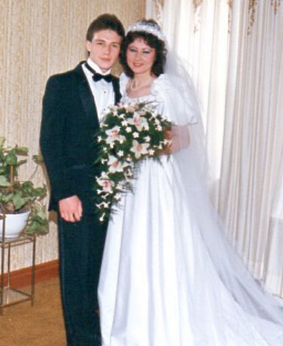 Уолтер Половчак с сестрой Натальей в день её свадьбы в 1988 году. / Фото: www.decades.com