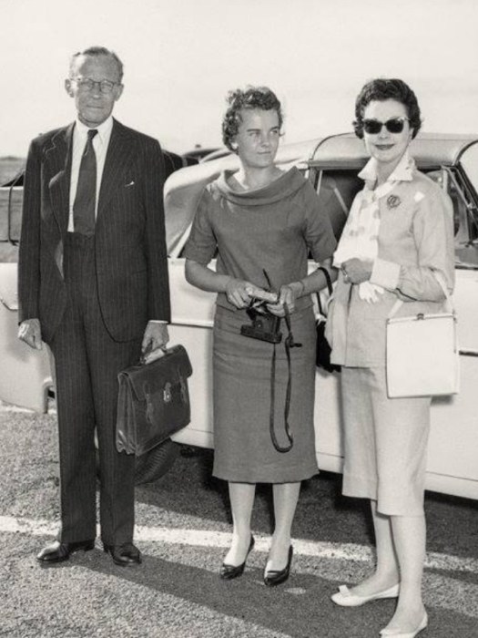 Сюзанна на отдыхе в Италии со своими родителями, Вивьен Ли и Ли Холман, в 1957 году. / Фото: www.ekogradmoscow.ru