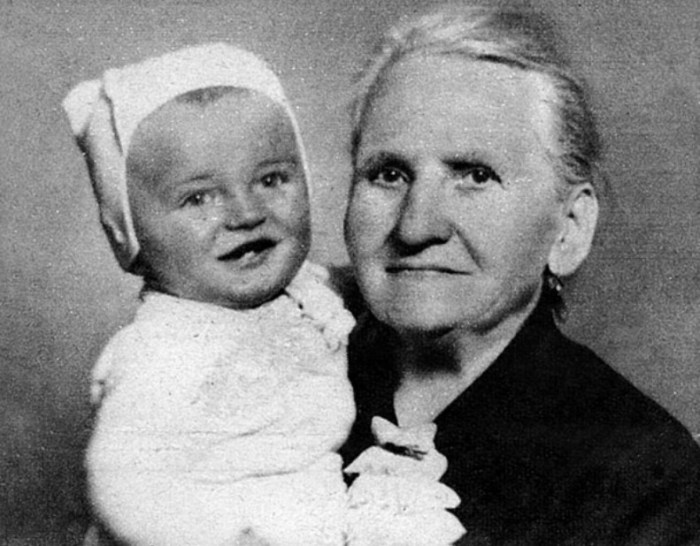 Карел Готт с бабушкой. / Фото: www.karelgott.com