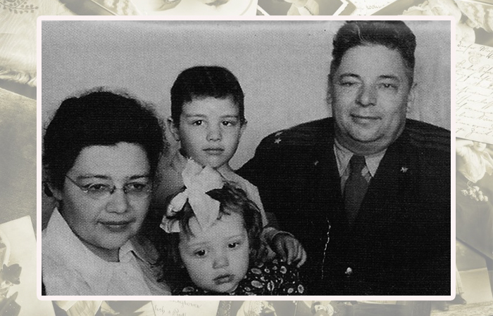 Мария Арбатова в детстве с родителями и старшим братом.