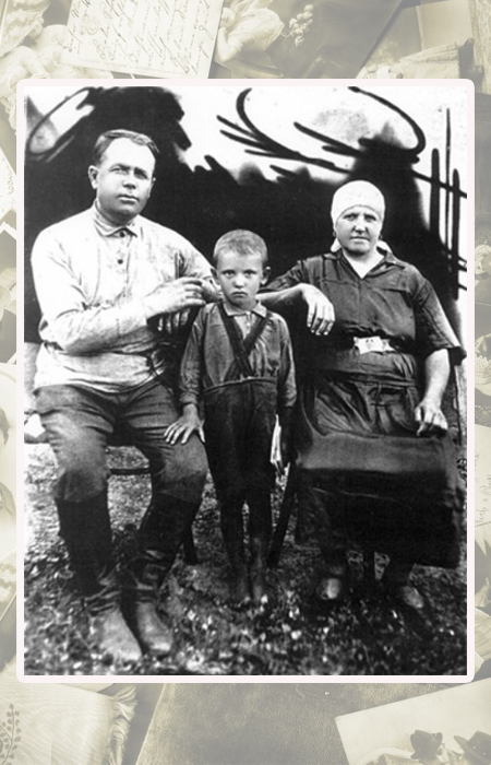 Михаил Горбачёв в детстве с дедушкой Пантелеем и бабушкой Василисой.