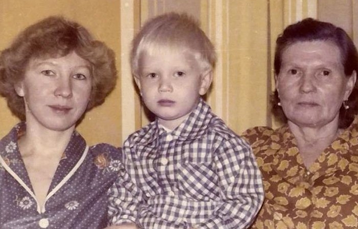 Дмитрий Хрусталёв в детстве с мамой и бабушкой. / Фото: www.topnews.ru