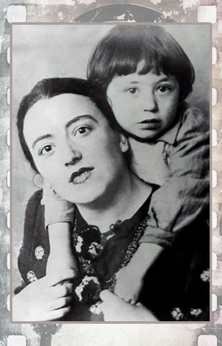 Вахтанг Кикабидзе в детстве с мамой.