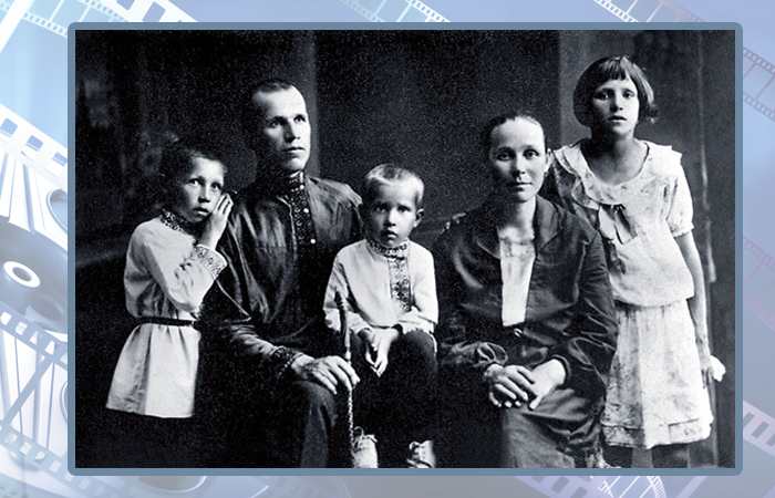 Иван Лапиков (крайний слева) с родителями, братом и сестрой.