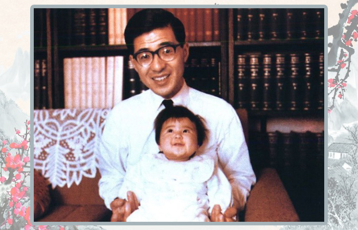 Масако Овада в детстве с отцом.