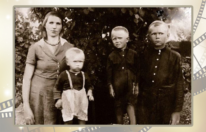 Виктор Мережко в детстве с мамой, братом Володей и маминым братом Василием.