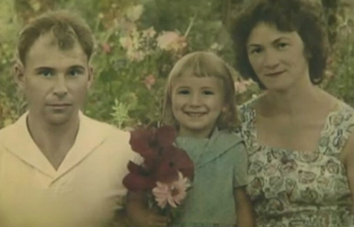 Маша Распутина в детстве с родителями. / Фото: www.300experts.ru